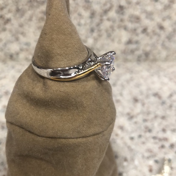 🆕 Covenant Fashion- Two Tone Princess Cut Ring - Picture 3 of 3